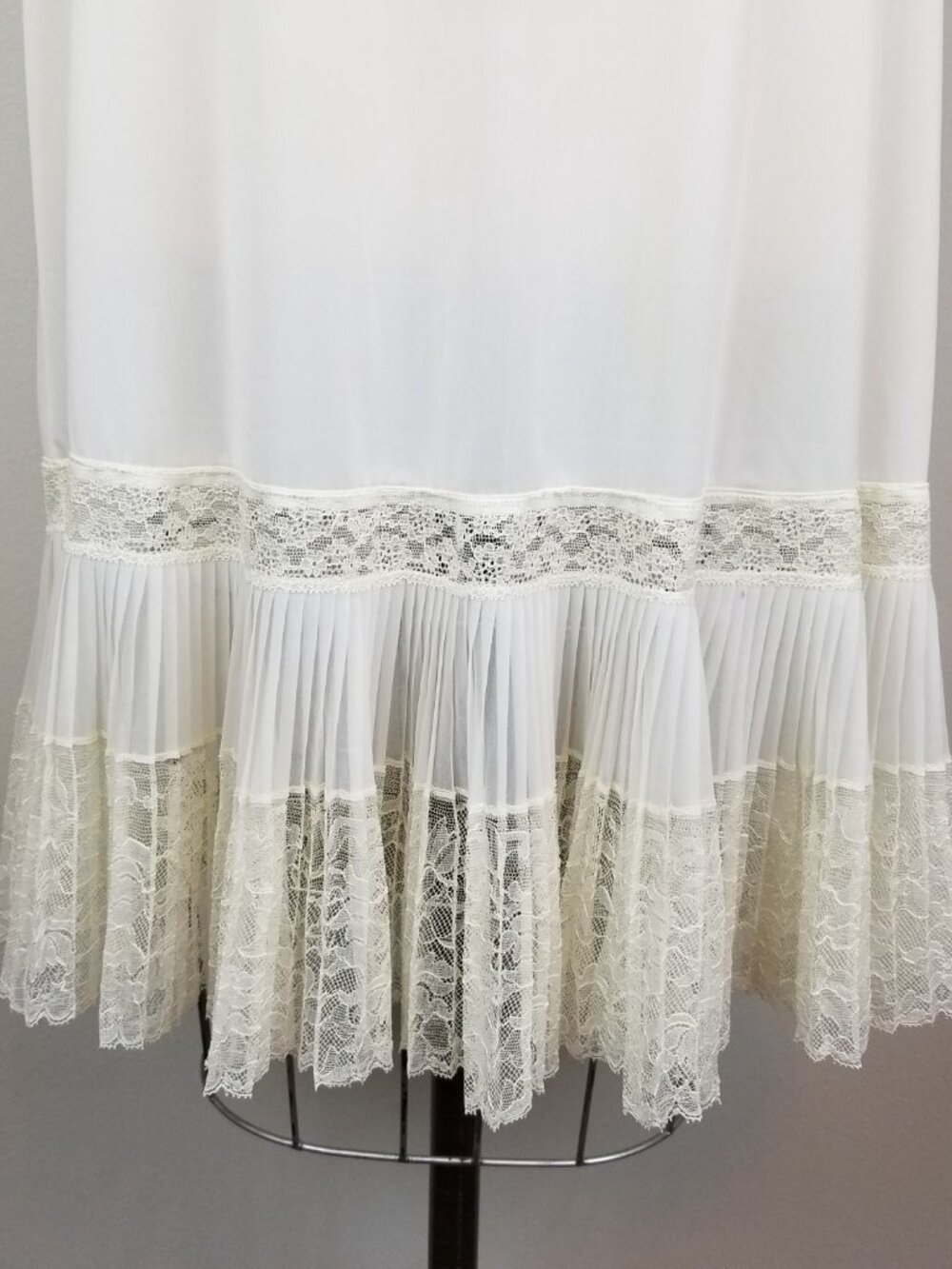 Gorgeous Vintage 1950's Cream Pleated Lace Slip with Flounce Size 36 - Picture 5 of 9